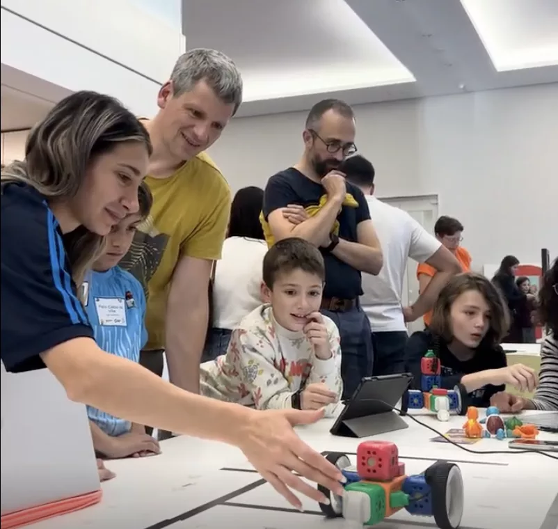 Kinder programmieren Roboter bei der Pokémon Familien-Suche mit Robotern im Humboldt Forum