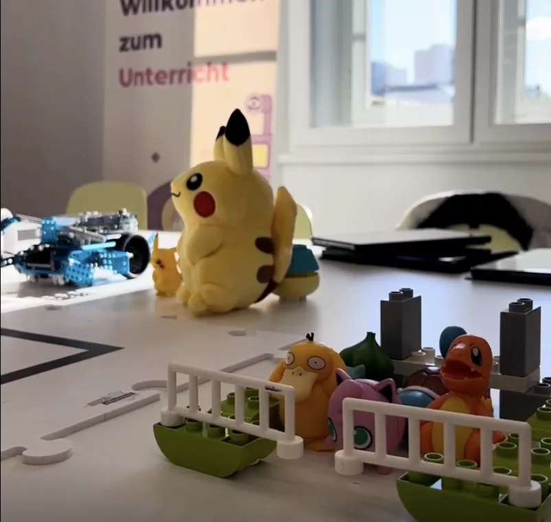 Robowunderkind Roboter leuchtet grün beim Pokémon Workshop im Humboldt Forum